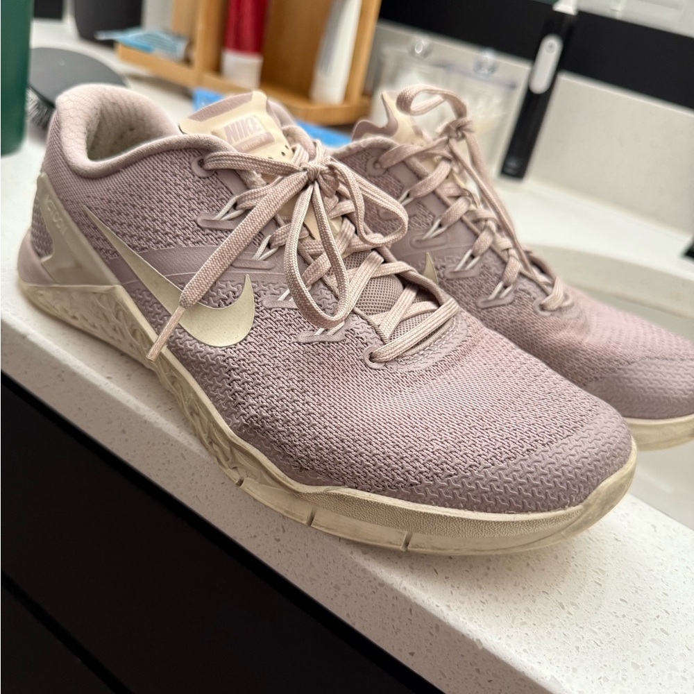 Nike Women's Lavender and Cream Athletic Shoes Metcon 8.5